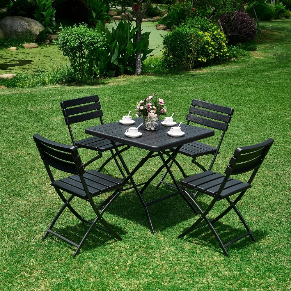 Mesa y sillas de jardín, muebles de exterior en el jardín delantero de una  villa en los suburbios